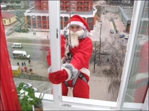 Анатолій Антишко в костюмі Діда Мороза залазить у вікно квартири на дев’ятому поверсі в Чернігові на проспекті Миру