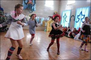 У столичному ліцеї ”Поділ” учням 4-А класу влаштували новорічний КВК. Дівчата з команди ”Пеппі Довгапанчоха” танцюють у першому турі конкурсу