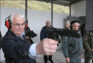 22 жовтня 2006 року в Броварах під Києвом на змаганні членів клубу ”Парламент” зі стрільби з різних видів зброї Леонід Кравчук узяв ”срібло”