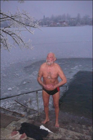 Виталий Маргалик из Ивано-Франковска моржует 41 год. Он приучил купаться в полынье трех своих внуков