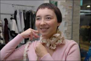 Столична дизайнерка Анжела Ангел приміряє шарф із домотканої вовни із колекції Олени Даць 