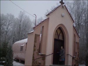 Лідія Петрівна Михайлик живе за 100 метрів від римо-католицької церкви. Перед кожною відправою жінка вмикає камін і наводить лад у колишній цистерні