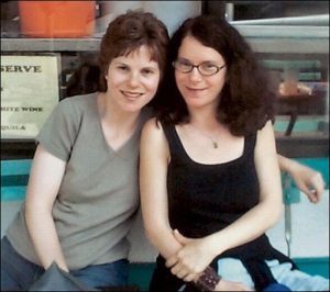 Так выглядели близнецы Паула (слева) и Элиз, когда впервые встретились через 35 лет после рождения. В настоящее время у них одинаковые прически