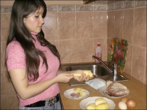 Марина Мацкаль готує фаршировану м’ясом картоплю. Серединку витягає спеціальною кухонною спіраллю