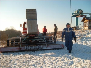 Директор горнолыжной базы ”Корчак” в селе Стаси Диканьского района  Владимир Липко показывает ”ратрак”, разгребающий и утрамбовывающий снег