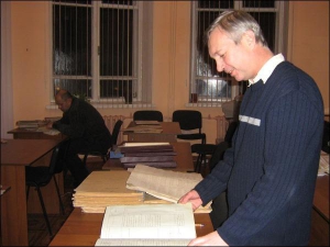 Работник Полтавского архива Владимир Коротенко показывает перепись населения в ”Ревизских сказках городка Опошни”  1835 года. В нем изложена самая полная информация о жителях Опишни Зиньковского района