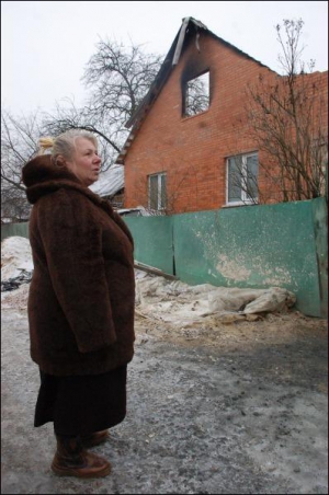 Людмила Шеренгова біля згорілого будинку сусідів на вулиці Замковецькій (Куренівка). Від другого поверху залишилась лише одна стіна