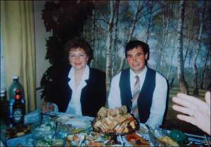 Хрещена мати молодшої дочки Романа Стасюка Наталя Катинська із кумом за святковим столом у його день народження 2003 року