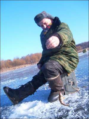 Рыбак Николай Сардачук вышел в полдень порыбачить на пруде в микрорайоне Сады-1 в Полтаве. Поймал только одного окуня. Говорит, что утром клюет лучше