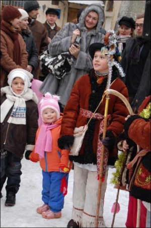 10-річний Славко Коцінський із села Городиславичі на Львівщині у вертепі грає пастушка. Хлопець у кожусі, який йому дістався у спадок від бабці. За кілька днів заробили понад 4 тисячі гривень. Гроші планують витратити на благоустрій сільського клубу і мог