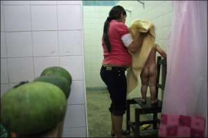 Заключенная в женской тюрьме ”Лос Орнос” принимает душ со своей дочкой. Дети могут оставаться с матерями за решеткой до 4-летнего возраста