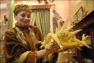Директорка галереї ”Парсуна” Ніна Ємець тримає ляльку ”Різдвяна Мушля”, яку виготовила київська майстриня Тетяна Деревинська. ”Одяг” ляльки зроблено з текстилю, перлин і бісеру