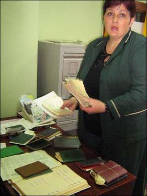 Любов Прокопчук у приймальні Вінницького бюро знахідок. Позаду неї сейф, де зберігаються втрачені речі. У ньому понад тисячу загублених документів
