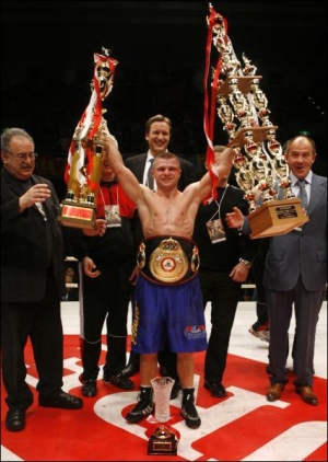 Шестикратный чемпион мира по версии Всемирной боксерской ассоциации в легчайшем весе Владимир Сидоренко празднует победу над японцем Нобуто Икехарой 10 января 2008 года