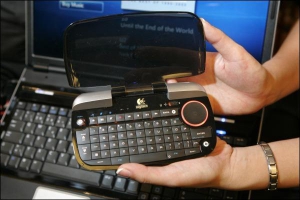 На виставці новинок побутової техніки CES-2008 показують портативну бездротову клавіатуру ”Лоджітеч DiNovo Mini”. Продавати в США її почнуть наприкінці лютого приблизно по 150 доларів