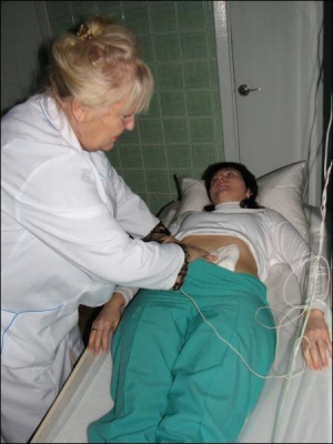 Людмила Лістратенко готує пацієнтку Олену до процедури — гальваногрязі