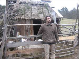 Киянин, колишній викладач Віктор Сергієнко за 500 доларів купив хату в селі Ковалин за 70 кілометрів від столиці. Разом із дружиною їздить там на конях, вирощує кіз