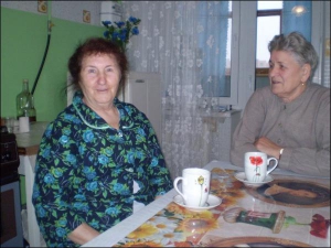 Ганна Данилевська (праворуч) прийшла в гості до Софії Клименко. Півроку тому жінки вселилися до пільгових квартир у будинку на вулиці Станіславського, 10 у мікрорайоні Огнівка в Полтаві