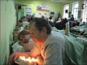Пенсионерка Алла Погребная (в центре) прогревает гайморовые пазухи на лечебной кровати в центре ”Серагем”, на улице Октябрьской в Полтаве
