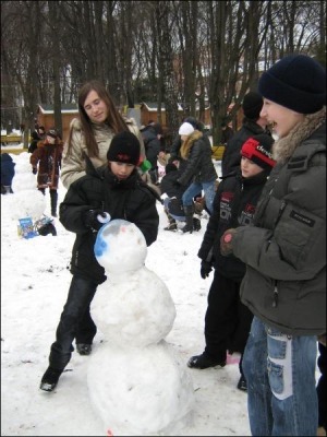 В винницком парке Горького во время ”Парада” подростки лепят снеговика