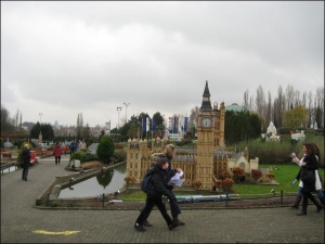 В парке Мини-Европа в Брюсселе есть 300 моделей самых известных символов разных стран. Они выполнены в масштабе 1 к 25. Это — уменьшена копия британского Биг Бена. Парк любят и местные жители, и туристы