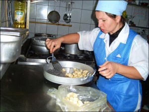 Кухар полтавського ресторану ”Диканька” Валентина Гвоздєва складає відварені галушки в пакет, щоб зважити й сформувати порції. Потім їх кидають на сковорідку до м’яса