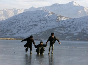 Афганские дети играют на льду в столице Кабуле. Последние несколько дней в стране держится минусовая температура и идет сильный снег