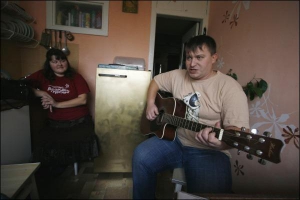 Олег Сухарев с женой Еленой на кухне их однокомнатной квартиры возле станции метро Лыбидская в Киеве