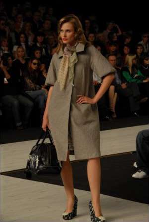 На Украинской неделе моды осенью прошлого года столичная дизайнер Виктория Гресь показала в своей коллекции пальто с рукавом длиной выше локтя. К такому подойдут высокие кожаные перчатки