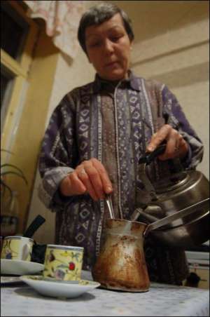 Лидия Леонидовна, мама киевлянина Максима Жука, готовит кофе в алюминиевой турке, которой больше 40 лет