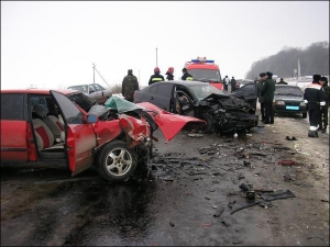 Чтобы вытащить водителей, травмированных возле села Чистилив под Тернополем, пришлось разрезать машины специальными ножницами
