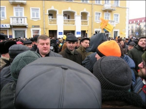 Дмитро Шевчук (без шапки) на мітингу підтримки помаранчевої революції на Красній площі в Чернігові у листопаді 2004 року. Начальник міського відділу міліції заспокоює чернігівчан