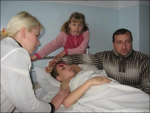 Оксана Смалюк разом з чоловіком Сергієм і донькою Тетяною провідують сина Тараса у Хмельницькій дитячій лікарні. Хлопчик не пам’ятає, як його збила машина