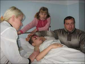 Оксана Смалюк разом з чоловіком Сергієм і донькою Тетяною провідують сина Тараса у Хмельницькій дитячій лікарні. Хлопчик не пам’ятає, як його збила машина