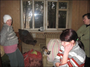 У кімнаті Людмили Швед (праворуч) Юлія Рубець (у центрі) і Ольга Бригида пакують речі для переїзду з гуртожитку до казарми
