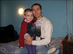 Павло Шабалов разом із сином Тимофієм у грудні 2007 року у столичному Інституті нейрохірургії. Хлопчика привезли, щоб обстежити після операції. У жовтні йому видалили частину скроневої долі, що провокувала епілептичні напади
