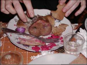 Блюдо из отваренных свиных рылец полтавка Анна Кулик советует подавать с хреном и кетчупом. Хорошо идет под водку. ”Свинство” нужно брать руками, а не вилкой