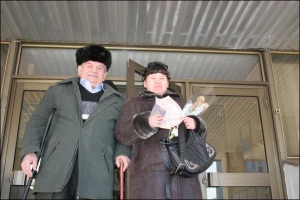 Юрий Лукьяненко и  Ирина Кобеза выходят из Черниговского загса. На церемонию бракосочетания молодых подвезла ”скорая помощь”