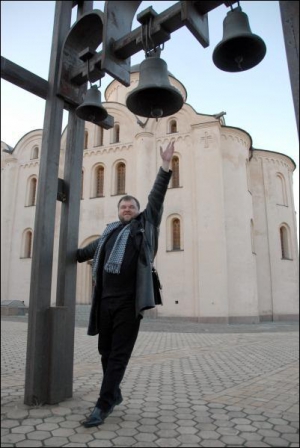 Борис Гуменюк возле колокольни церкви Богородицы Пирогощи в Киеве