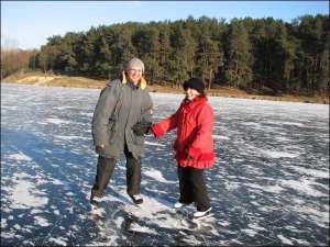 Володимир Гур’єв з дружиною Іриною катаються на ковзанах на річці Стрижень у Чернігові