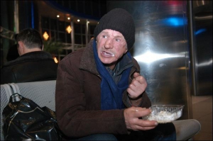Бездомный Виктор Сташук ест вареники в среду вечером на втором этаже Южного железнодорожного вокзала. Мужчина утверждает, что живет здесь полгода
