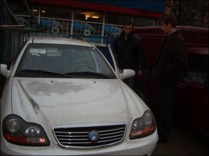 Менеджер салону ”АИС” у Полтаві Денис Капітон (зліва) і механік Тарас Сидоренко розповідають, що на китайський автомобіль ”джилі” постійно є черга з 25–30 чоловік