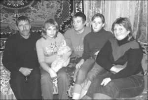 Семья Тищенко в своем жилье в Корюковке. Слева направо: Владимир Тищенко, невестка Аня держит на руках внука Сашка, сын Костя, дочка Настя, жена Алла