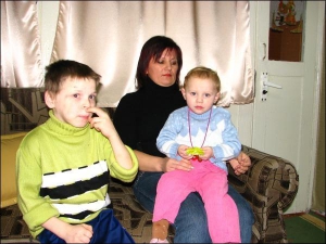 Маричка с воспитателем Марией Коринь и Юрчиком в Тернопольском приюте для несовершеннолетних