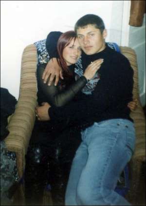 17-річна Наталя Ільницька та Микола Квич, 16 років, у селі Нижня Яблунька Турківського району Львівської області на святкуванні дня народження хлопця. Фото зроблене 11 листопада 2007-го