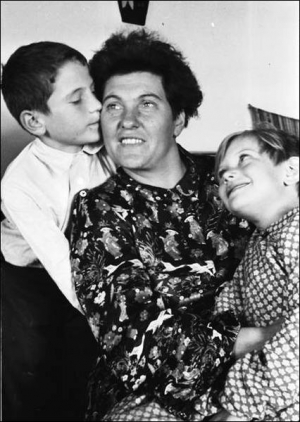 Прасковья Ангелина с сыном Валериком и дочкой Сталинкой. Старобешево, 1948 год
