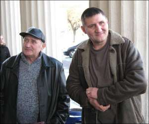 Ростислав Зауличный (справа) во львовском аэропорту вместе со своим отцом Мирославом Васильевичем после прилета из Чикаго