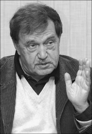 В інституті імені Скліфосовського в Москві письменникові Василю Аксьонову видалили згусток крові з сонної артерії