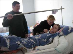 Отец Павел и мама Наталия возле кровати младшего сына Александра в больнице города Ладыжин на Винниччине