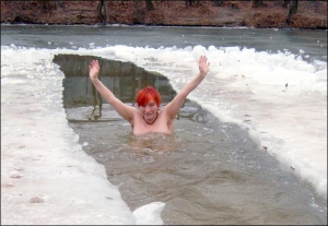 Елена Петракова купается на первом пляже Полтавы. Женщина моржует семь лет, вылечила воспаление придатков